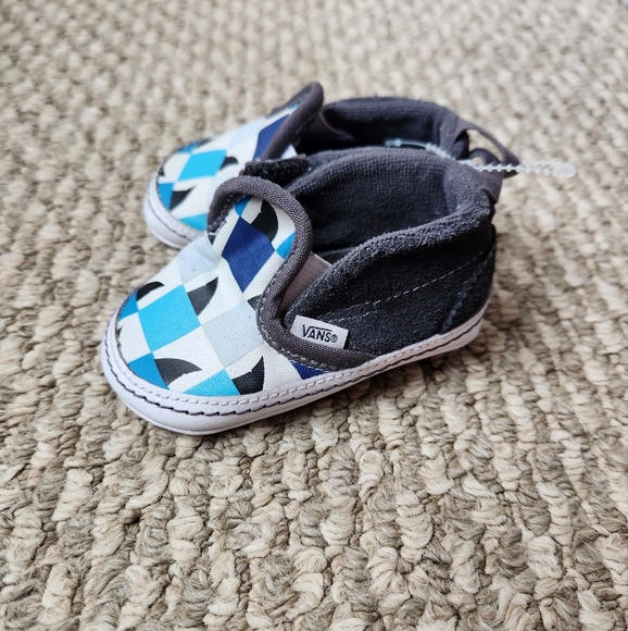 Size 2 baby boy shark vans - Picture 1 of 4